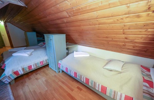 Nagyoroszi Bed & Breakfast | Wenckheim Vadászház: Pet-Friendly Retreat with Hot Tub