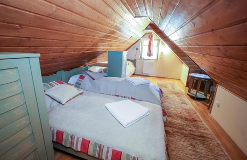 Nagyoroszi Bed & Breakfast | Wenckheim Vadászház: Pet-Friendly Retreat with Hot Tub