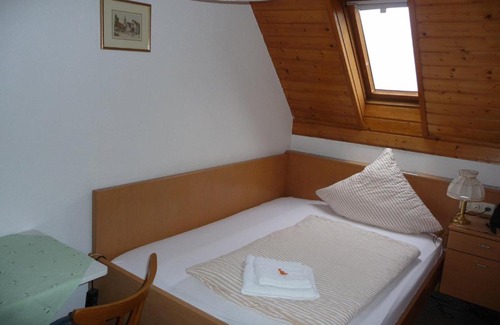 Oberderdingen House | Pet-Friendly Retreat at Wengerterstube & Gästezimmer Kern