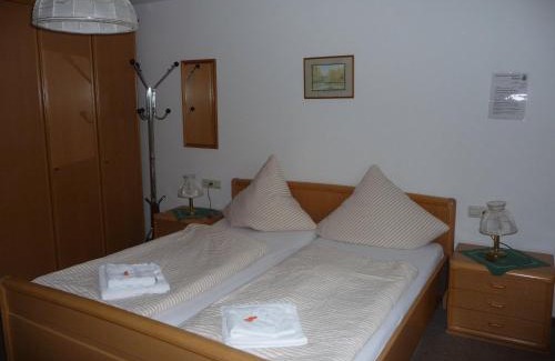 Oberderdingen House | Pet-Friendly Retreat at Wengerterstube & Gästezimmer Kern