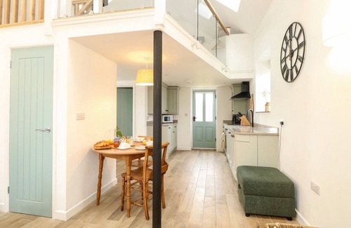 Dereham House | Welcoming Wensum Spring: Pet-Friendly Cottage in Fakenham