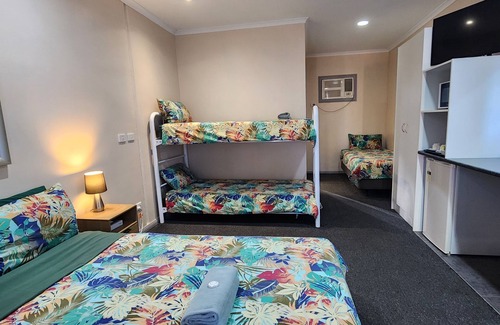 Wentworth Hotel | Discover Wentworth Central Motor Inn: Pool, Spa & Breakfast