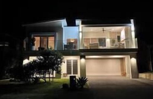 Werri Beach House | Discover Werri Big Beach House: Ocean View & Pet Friendly