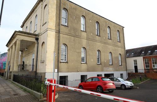 Cheltenham Apartment | Discover Wesley House: Rated 9.8/10 by Guests