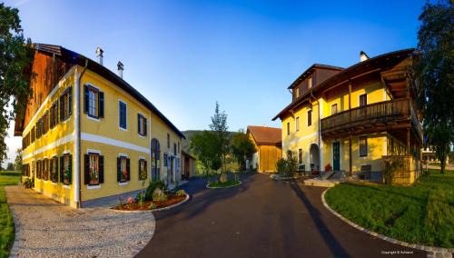 Attersee House | Welcoming Weslhof: Perfect for Families with Full Kitchen