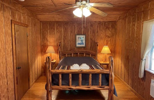 Bandera Bed & Breakfast | Relaxing Retreat at West 1077 Guest Ranch - Hackberry Room