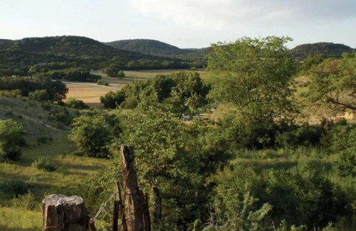 Bandera Bed & Breakfast | Relax at West 1077 Guest Ranch - Red Oak Room Awaits