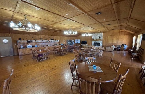 Bandera Bed & Breakfast | Relax at West 1077 Guest Ranch - Red Oak Room Awaits