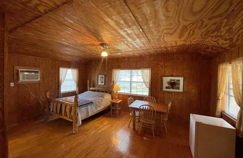 Bandera Bed & Breakfast | Relax at West 1077 Guest Ranch - Red Oak Room Awaits