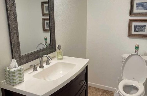Bandera Bed & Breakfast | Relax at West 1077 Guest Ranch - Red Oak Room Awaits