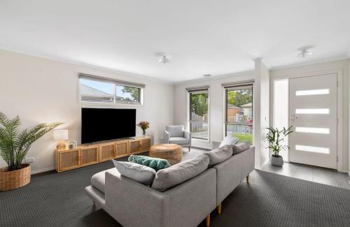 Geelong West House | Explore West Addis: 4-Star Stays with Pet-Friendly Perks