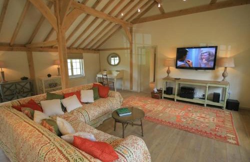 Kidlington House | Discover West Barn: 5-Star Stay with Family & Pet Perks