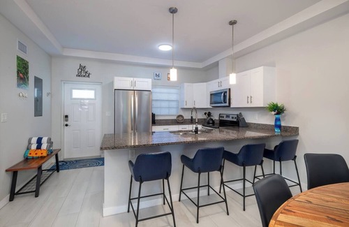Northwest Point Apartment | West Bay Oasis: 2BR Condo w/Pool