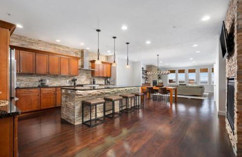Traverse City Apartment | Discover West Bay Overlook: A 4-Star Downtown Retreat