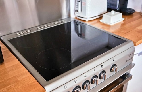 Portrush Apartment | Beachfront Cosy Apartment Retreat with Ocean View!