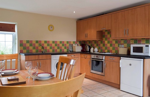 Knott End-on-Sea Cottage | Cozy 2 Bedroom Retreat in Pilling with Ocean View