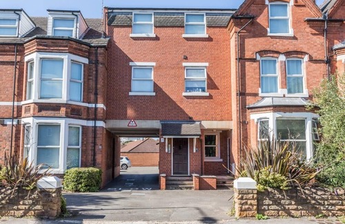 West Bridgford Apartment | Discover West Bridgford 2-Bed Flat with Family Amenities