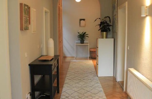 Alt-Grunwinkel House | West Chill: Guest Rated 9.3 with Breakfast & Kitchen Amenities