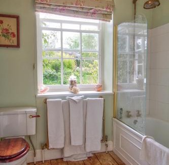 West Compton Bed & Breakfast | Experience Comfort at West Compton Manor - 9.4/10 Rating!