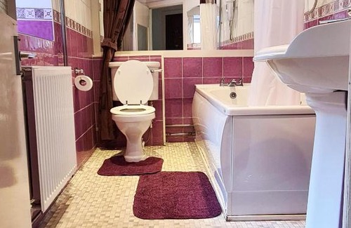 Forfar House | Inviting West Craig Farm House: Pet-Friendly Getaway
