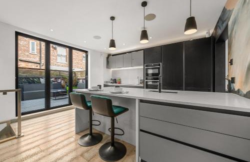 Didsbury House | West Didsbury Retreat l Cinema l Sleeps 8