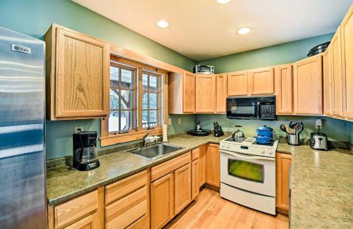 West Dover House | Cozy West Dover Home with Deck Near Mount Snow Attractions
