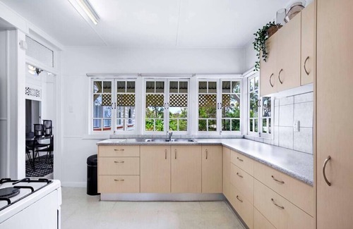 West End House | West End Retreat: 5-Bedroom Oasis Near CBD, Pet Friendly