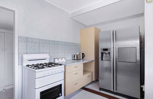 West End House | West End Retreat: 5-Bedroom Oasis Near CBD, Pet Friendly