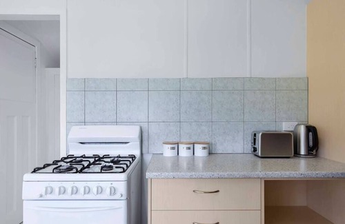 West End House | West End Retreat: 5-Bedroom Oasis Near CBD, Pet Friendly