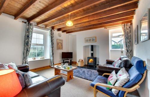 Llangennith House | Cozy West End Cottage: Family-Friendly Retreat Awaits
