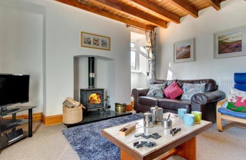 Llangennith House | Cozy West End Cottage: Family-Friendly Retreat Awaits