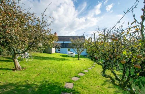 Llangennith House | Cozy West End Cottage: Family-Friendly Retreat Awaits