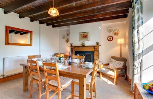 Llangennith House | Cozy West End Cottage: Family-Friendly Retreat Awaits