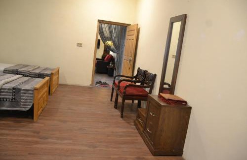 Muzaffarabad House | Discover West End Lodges: Family-Friendly with Breakfast