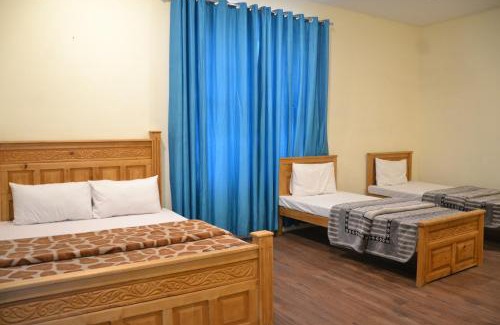 Muzaffarabad House | Discover West End Lodges: Family-Friendly with Breakfast