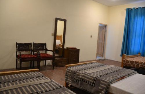 Muzaffarabad House | Discover West End Lodges: Family-Friendly with Breakfast