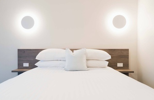 Orange Hotel | Discover West End Motor Lodge: Pool, Breakfast & Family Fun
