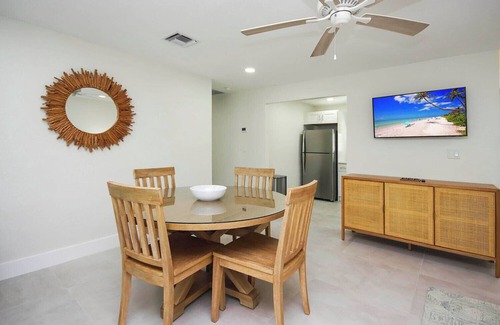 Tradewinds Cottage | Serene West End Paradise Suite with Ocean Views and Kitchen