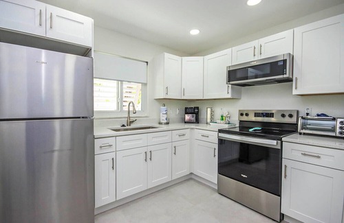 Tradewinds Cottage | Serene West End Paradise Suite with Ocean Views and Kitchen