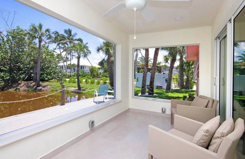 Tradewinds Cottage | Serene West End Paradise Suite with Ocean Views and Kitchen
