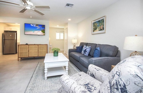 Tradewinds Cottage | Oceanfront Bliss: West End Paradise Suite with Water Views