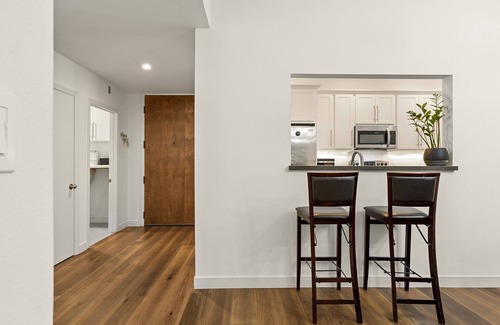 West Los Angeles Apartment | Elegant West LA 2BD/2BA Retreat with Pool & Patio