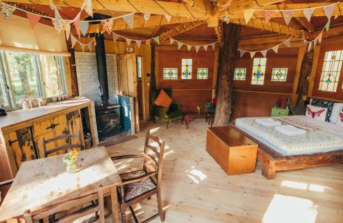 West Lexham Cabin | Welcoming West Lexham: Pet-Friendly Retreat with Pool