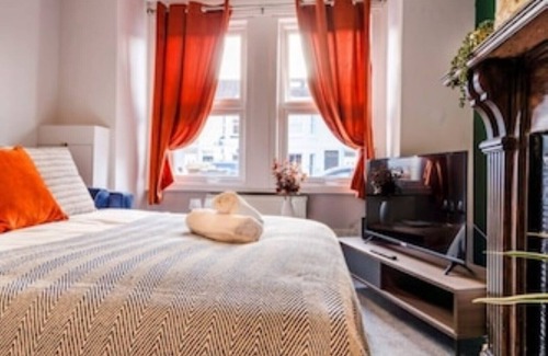 Worthing Cabin | West Lodge: A Welcoming Home with 3 Bedrooms