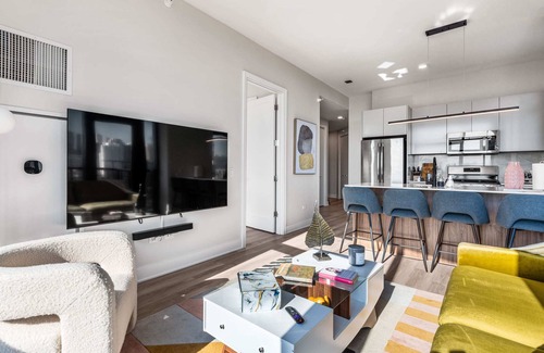 West Loop Apartment | Experience Cloud9: Corner Apt with SkyLounge & Gym