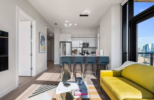 West Loop Apartment | Experience Cloud9: Corner Apt with SkyLounge & Gym