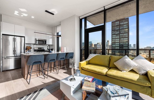 West Loop Apartment | Experience Cloud9: Corner Apt with SkyLounge & Gym