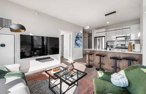 West Loop Apartment | Elevate Your Stay at Cloud9: Co-Working & Gym Access