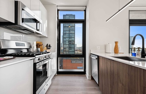 West Loop Apartment | Elevate Your Stay at Cloud9: Co-Working & Gym Access