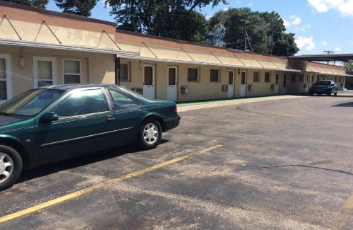 Freeport Hotel | Comfortable Stay at West Motel: Pet-Friendly & Breakfast